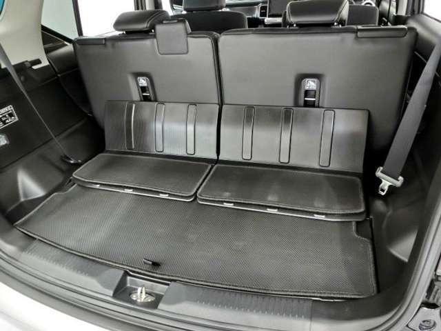 リアシートの後ろに荷物が載せられます。