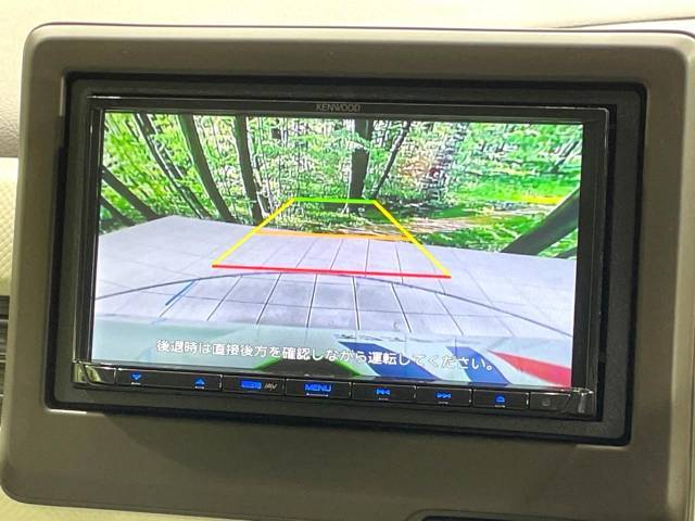 【バックカメラ】駐車時に後方がリアルタイム映像で確認できます。大型商業施設や立体駐車場での駐車時や、夜間のバック時に大活躍！運転スキルに関わらず、今や必須となった装備のひとつです！