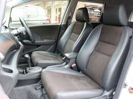 ハーフレザーシート装備☆内装ももちろんクリーンナップ済みですので気持ちよくお使いいただければと思います！