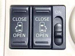 【両側パワースライドドア】スマートキーや運転席のスイッチで後席両側スライドドアの開閉が可能♪電動だから力を入れてドアを開ける必要が無く、小さなお子様でも簡単に開け閉めでき快適です♪