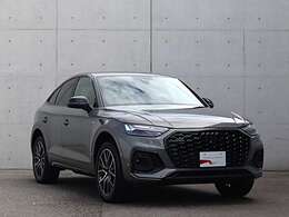 ●サイドラインはフロントからリヤまで伸びる一直線の水平ラインを基調とした上品なデザインです。リヤデザインは厚みがあり、後続車のドライバーに、安定感、重厚感を感じさせるAudiらしいデザインです。