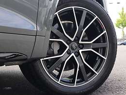 ●オシャレは足元から。サスペンションは硬すぎずしなやかな乗り心地に貢献しています。さらにローアンドワイドの佇まいがスポーティ！