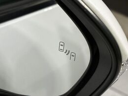 【ブラインドスポットモニター】走行中、ドアミラーの死角になりやすい箇所に後続車が接近するとサイドミラーのレンズに警告を表示！ドライバーに注意喚起をしてくれます。