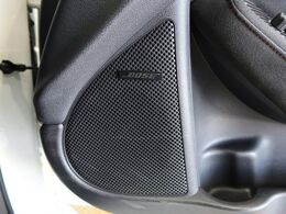【BOSEサウンドシステム】メーカーオプションの高品位サウンドシステムを搭載。専用のチューニングが施された大小様々なスピーカーから良質なサウンドが奏でられ、臨場感あふれる音響空間を演出します。
