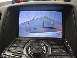 【バックカメラ】駐車時に後方がリアルタイム映像で確認できます。大型商業施設や立体駐車場での駐車時や、夜間のバック時に大活躍！運転スキルに関わらず、今や必須となった装備のひとつです！