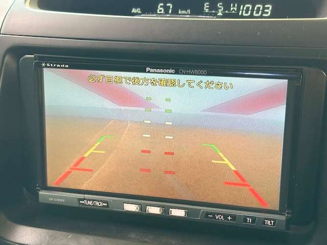 バックカメラがついて後方確認が簡単にできます！苦手としている車庫入れ等も安心して出来ますね！凄く需要の高い装備ですので、最初から付いていれば言う事なしですよね！？