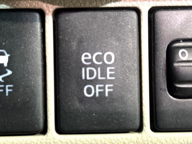 【アイドリングストップ】赤信号や渋滞で停車した際にエンジンを停止し、無駄な燃料の消費を抑えます。燃費向上や環境保護につなげる機能♪エンジンはブレーキを離せば再始動します。