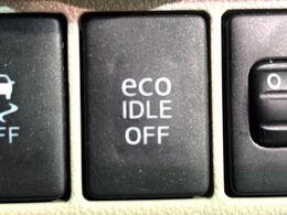 【アイドリングストップ】赤信号や渋滞で停車した際にエンジンを停止し、無駄な燃料の消費を抑えます。燃費向上や環境保護につなげる機能♪エンジンはブレーキを離せば再始動します。