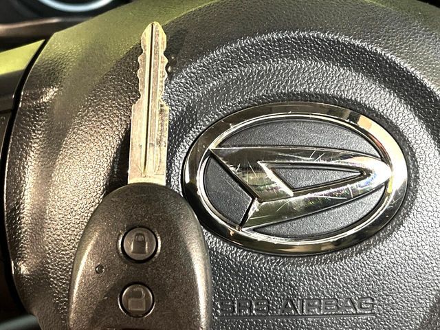 【キーレス】少し離れた場所からでもボタン一つでドアの開錠・施錠ができるのでとっても便利！ドアの鍵穴周りに傷をつけることもありません♪