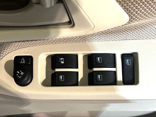 【電動格納ミラー】サイドミラーは電動格納式となっており、狭い駐車場でもキズがつくリスクを抑えられます。