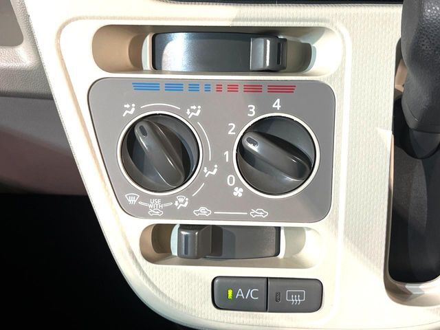 寒い冬も暑い夏も全席に快適な空調を届けてくれる、ダイヤル式エアコンを装備♪