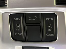 【両側パワースライドドア】スマートキーや運転席のスイッチで後席両側スライドドアの開閉が可能♪電動だから力を入れてドアを開ける必要が無く、小さなお子様でも簡単に開け閉めでき快適です♪