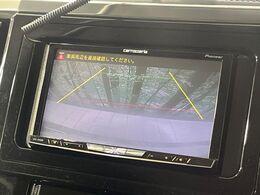 【バックカメラ】駐車時に後方がリアルタイム映像で確認できます。大型商業施設や立体駐車場での駐車時や、夜間のバック時に大活躍！運転スキルに関わらず、今や必須となった装備のひとつです！