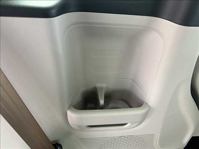 ドリンクフォルダは後部座席にも装備しております！