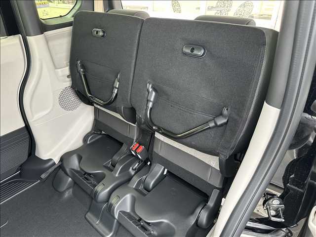 後部座席は上げることができ、大きな荷物もラクラク積めちゃいます！！