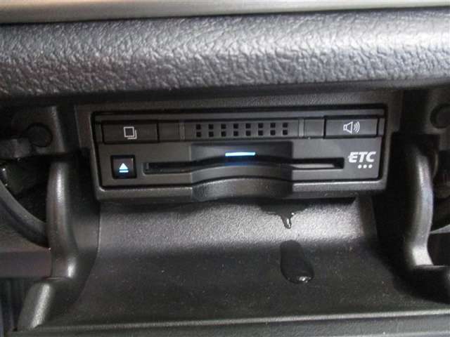 ビルトインタイプのETCで車内の収まりもスッキリ！　高速を使う方は必須のオプションですね！