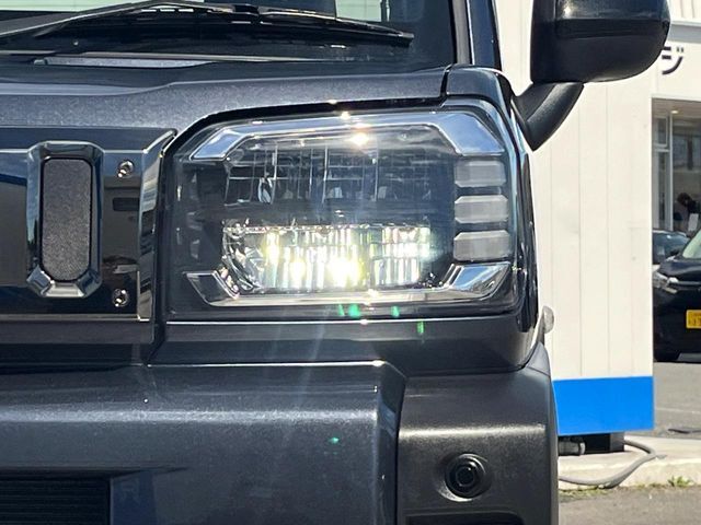 【LEDヘッドライト】悪天候や夜間走行時も良好な視界を確保し安心して運転できる高輝度LEDヘッドライトを装備！点灯速度が早く、消費電力も抑えられています。