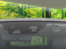 【スマートシティブレーキサポート】低速走行中に前方の車両等を認識し、衝突しそうな時は警報とブレーキで衝突回避と被害軽減をアシスト。より安全にドライブをお楽しみいただけます。