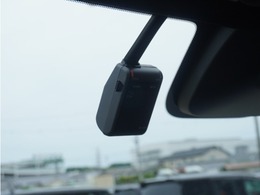 ◆ドライブレコーダー◆映像・音声などを記録する自動車用の装置です。　もしもの事故の際の記録はもちろん、旅行の際の思い出としてドライブの映像を楽しむことができます。