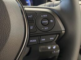 【レーダークルーズコントロール】高速道路での長距離走行が楽に！！自動で速度を保つクルーズコントロールが、衝突軽減システムと連携し、前方の車両を感知して車間を保つように速度調節してくれます！！