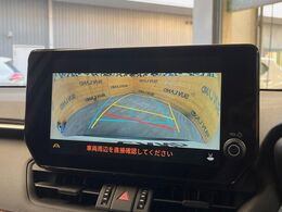 【バックカメラ】駐車時に後方がリアルタイム映像で確認できます。大型商業施設や立体駐車場での駐車時や、夜間のバック時に大活躍！運転スキルに関わらず、今や必須となった装備のひとつです！