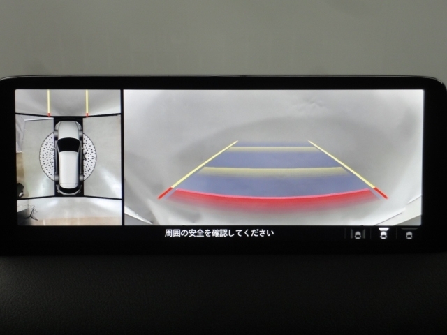 狭い場所での駐車やすれ違いなどでより的確な運転操作に役立つ360°ビューモニターが装備されています。