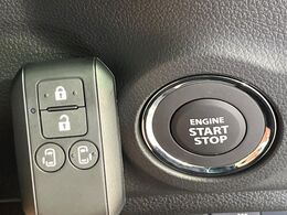 【キーレススタートシステム】カバンやポケットに入れたままでもドアの施錠・解錠が可能なスマートキーを装備。エンジンのオン・オフ時もカギを取り出す必要が無いからとっても便利です♪
