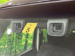 【スズキ　デュアルカメラブレーキサポート】走行中に前方の車両等を認識し、衝突しそうな時は警報とブレーキで衝突回避と被害軽減をアシスト。より安全にドライブをお楽しみいただけます。