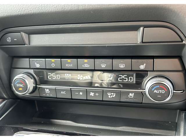 運転席と助手席にはシートヒーター＆シートベンチレーション、ステアリングヒーター装備☆