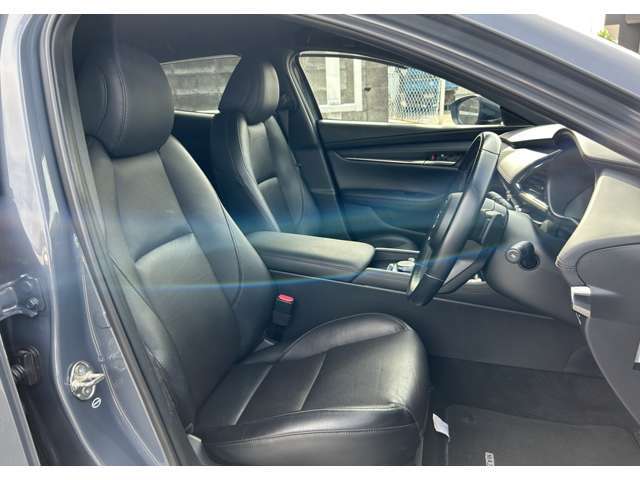 運転席シートも綺麗です☆