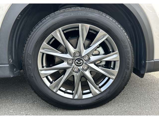 車のデザインにマッチした、純正19インチアルミホイール！