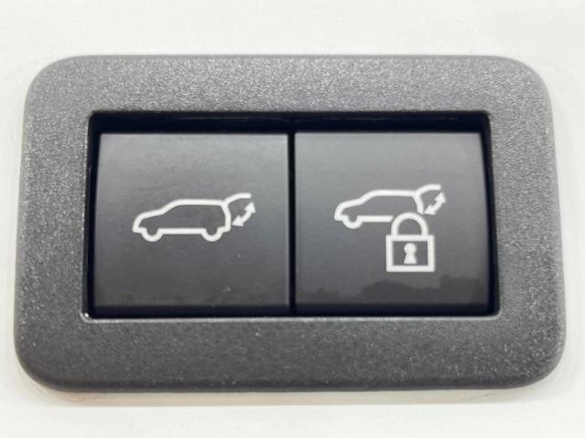 【パワーバックドア】スマートキーや運転席のボタンを押すだけでリアゲートが自動で開閉します！荷物を持っている時や、高い位置にあるバックドアを閉める際に便利な機能です♪