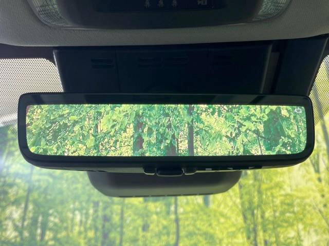 【デジタルインナーミラー】後席の大きな荷物や同乗者で後方が確認しづらい時でも安心！カメラが撮影した車両後方の映像をルームミラー内に表示。クリアな視界で状況の確認が可能です！