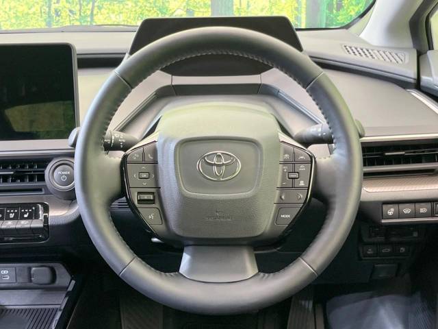 【純正革巻きステアリング】上質な革を使用することで、手にしっかり馴染みとても運転しやすいハンドルです♪