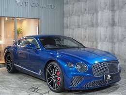 コンチネンタルGT特有のフロントマトリックスグリルと左右のヘッドランプから後端に伸びたキャラクターラインに加え、リヤフェンダーのエッジを明確にしたボディラインは存在感しかありません！