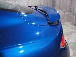 『純正リヤウィング』車後部にダウンフォース（下向きの力）を発生させ車体を地面に押し付ける効果があります。必須アイテムです。