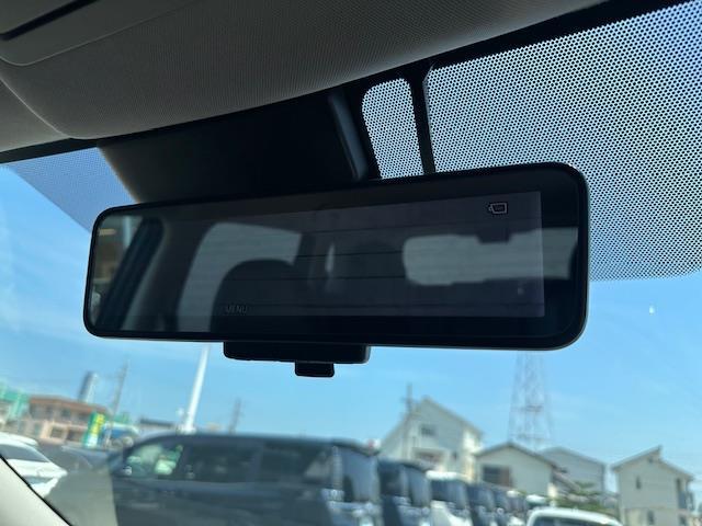 【デジタルルームミラー】車両後方カメラの映像をルームミラーに映すことが出来ます。 そのため、後席に人や荷物があって後方が見えづらい場合でもしっかり視界を確保することが出来ます。