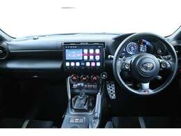 運転席から見たインパネ周りです。シートからはメーターはもちろん、広く周りを見渡せるフロントウィンド＆インパネはリラックスして運転に集中することが出来ます！