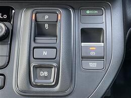 【エマージェンシーブレーキ】前方の状況をチェックし、車両や歩行者との衝突を回避したり、衝突による被害を低減するための技術です。