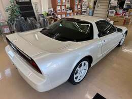 NA2のパールホワイトは貴重で綺麗な塗装です。お写真ではこの塗装の奥の深さはわかりずらいのでぜひ店頭にてご覧ください。