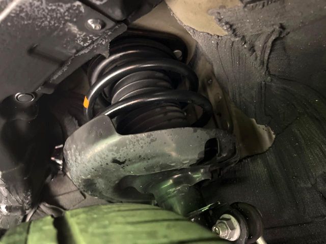 お車を安心してお乗りいただく為には、足回りの定期点検が欠かせません。サービスサポート（有償保証）では無料点検もご提供しており、安心のカーライフをお過ごしいただけるサポート体制が整っています。