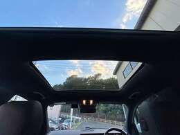 開放感あるパノラミックサンルーフ付きでございます！