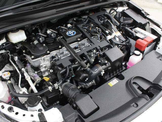 2ZR-FXE型 1.8L 直4 DOHCエンジンと1NM型 交流同期電動機のハイブリッドシステム搭載、FF駆動です。