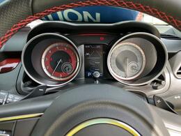 メーターパネルはシルバーとレッド色を使用したスポーティーなデザイン！