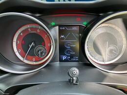 メーターパネルのセンターにはカラー液晶のインフォメーションディスプレイを装備！車両の様々な情報を切り替えて表示する事が可能！