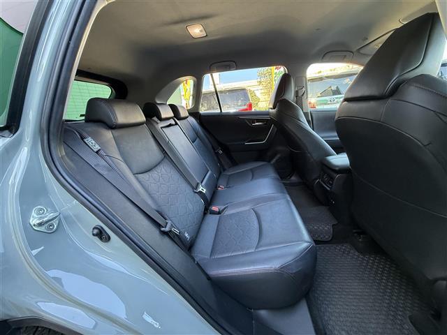 セカンドシートは大人二人が乗っても十分なスペースが確保されております。