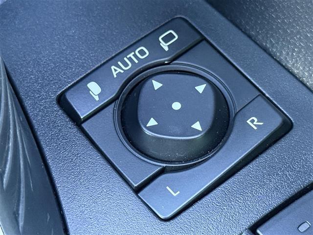 【電動格納ミラー】ドライバーの目線に合わせ、ミラーの上下左右調整が可能です