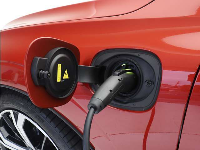 専用コードを接続するだけで簡単に充電が行えます。プラグインハイブリッドモデルRecharge PHEV T6 AWDは、走行中の充電のほか、自宅などに設置された充電機器からの充電が可能です。