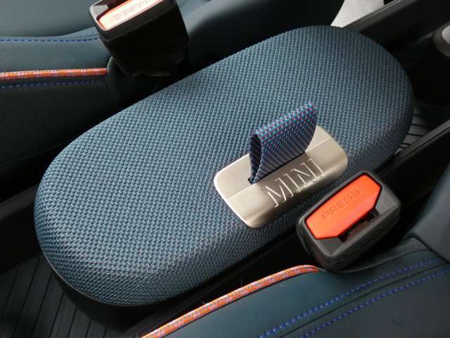 MINIらしいユニークなデザインのセンターコンソールボックス！