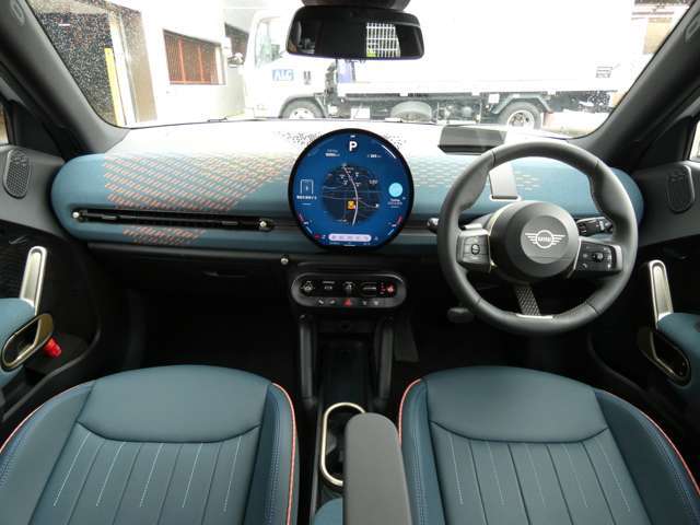 インパネ周りは、MINIの昔ながらのデザインを踏襲しつつ、円形の有機ELセンターディスプレイなどが装備されています！